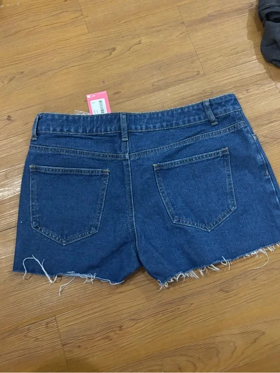 NWT Edikted Jean Shorts Size L - Picture 3 of 4